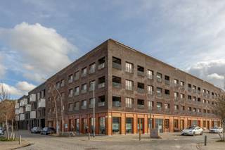 Recent <strong>dakappartement</strong> (ca. 103m2) met niet minder dan <strong>3 ruime terrassen (ca. 50m2 samen)</strong>. Het gebouw is opgetrokken rond een prachtige groene binnentuin. Aan de straatzijde heeft u momenteel zicht op het Houtdok en het Havenhuis.<br />Naar de Delhaize gaat u gewoon te voet en via het mooie Schengenplein. <br />Indeling:<strong> </strong>Inkomhal; vestiaire; aparte wc; 2 slaapkamers met inbouwkast; badkamer met ligbad en ophangdouche; woonkamer op parket; open keuken. Vanuit iedere ruimte in het appartement kan u op één van de 3 prachtige terrassen op bankirai, allen met verbluffend uitzicht!<br /><br /><strong>Bijzonderheden:<br />- </strong>Momenteel verhuurd.<br />-Private kelderberging en gemeenschappelijke fietsenberging.<br />-Alg kosten: ca. € 240,-/mnd (incl provisie verwarming)<br />-Verlichting voorzien.<br />-Zonnescreens.<br />-Lift.<br />