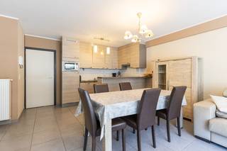 <p><strong>Ruim appartement met 2 slaapkamers te huur in De Panne (jaarbasis)</strong><br /><br />Modern en lichtrijk appartement beschikbaar voor jaarverhuur. Het appartement beschikt over een inkomhal, een ruime living met toegang tot een aangenaam balkon en een open, volledig ingerichte keuken. Verder zijn er twee slaapkamers, een badkamer met inloopdouche en een praktische berging aanwezig.</p>
<p>Ideaal voor wie comfortabel en stijlvol wil wonen op een vlotte locatie.</p>
<p><strong>Indeling</strong><br /><br />Het appartement heeft een mooie lichtrijke woonkamer met open keuken en een terras. Verder zijn er 2 ruime slaapkamers. Een badkamer met inloopdouche en 2 lavabo's in meubel. Een apart toilet en er is ook nog een aparte berging<br /> </p>
<p><strong>Troeven<br /><br />- </strong>rustig gelegen in De Panne<br />- Dichtbij openbaar vervoer<br />- De zee op korte afstand<br /><br />Interesse?<strong> </strong>Neem gerust contact met ons op voor meer informatie of een bezichtiging.<br /><strong>Contact: </strong>Soraya: soraya@servimoholidays.be / 058/22.41.70</p>