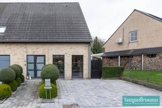 In het landelijke Mater, deelgemeente van Oudenaarde, bevindt zich deze  instapklare halfopen bebouwing.<br /><br />Via de inkomhal met bezoekerstoilet komt u in de lichtrijke leefruimte met open keuken, die samen een aangename en gezellige leefomgeving vormen. Aansluitend bevindt zich een praktische berging die extra opslagruimte biedt. Vanuit de leefruimte heeft u toegang tot het terras en de tuin.  Achteraan de tuin is er bovendien een tuinhuis voorzien, ideaal voor het opbergen van tuinmateriaal, fietsen of extra stockage.<br /><br />Op de bovenverdieping beschikt de woning over drie ruime slaapkamers, een vernieuwde badkamer met hedendaags comfort, een apart toilet en bijkomende bergruimte.<br />De zolder is te bereiken via een zolderluik en is perfect dienstig als extra opslagruimte.<br /><br />Voor meer informatie of een bezoek ter plaatse bel Stefanie op het nummer 055/59 50 10 of email stefanie@vastgoedbrowaeys.be