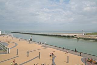 Nieuwpoort : Uniek doorloop-appartement te koop met frontaal zicht op de vaargeul in Nieuwpoort! Dit appartement geniet van HET beste uitzicht op de...