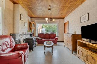 Reeds vernieuwd dak, dubbele beglazing en automatische sectionaalpoort. UNIEK BREED PERCEEL, uitbreiding mogelijk. Rustig gelegen op een perceel van 961m². Lichtrijke, doorzon leefruimte van voor naar achter, leefkeuken met zicht op tuin en een inpandige garage. De verdieping heeft 4 ruime slaapkamers (13,9 en 14,7m²) en een badkamer met nachttoilet. Praktische stapelzolder én koele kelder van 20m². Gemetst bijgebouw voor fietsen of hobby. <br />Deze woning werd steeds goed onderhouden, mits de nodige aanpassingswerken is deze parel klaar voor een nieuwe toekomst! Raadpleeg JUNOvastgoed.be voor bijkomende documenten, attesten, virtuele rondleiding,...