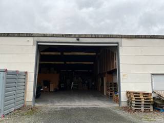 <strong>Magazijn </strong>- <strong>bergplaats - wind en waterdicht </strong>
<p> </p>
<p>Afgesloten ruimte van 200 m² met apart bureel.<br />Laden en lossen via gemeenschappelijke sectionaal poort. Ruimte heeft goede hoogte om optimaal te gaan stockeren.</p>
<p>Lichtstraten. Elektriciteit / stopcontacten <br /> </p>
<p>Perfecte bereikbaarheid - vlakbij op- en afrit E17<br /><br />Beschikbaarheid: 1/8/2026<br /><br />Huurprijs: € 580 + btw</p>
