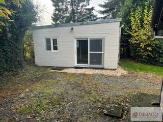 Rustig gelegen gelijkvloerse woning te Herenthout! <br /><br />Deze woning is gelegen in een doodlopende straat en een groene omgeving.<br /><br />De woning bestaat uit een woonkamer met open keuken, aparte ruime slaapkamer en aparte badkamer. Rondom is er terras en mooie tuin aanwezig. <br /><br />Opgelet: domicilie vestigen NIET mogelijk!<br /><br />De EPC-waarde bedraagt 663 kWh/m² <br /><br />Meer info: www.debaco.be of bel 014/73.77.77 voor een bezoek ter plaatse!