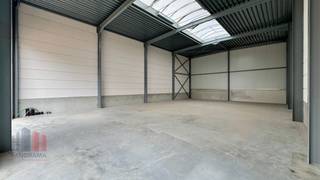 <strong>Nieuwbouw KMO-unit met een oppervlakte van 246 m²</strong> te huur met een fantastische ligging langs de commerciële Brusselbaan te Hekelgem (Affligem).<br /><br />De opslagruimte is voorzien van een ruime sectionale poort, glaspartij (3m x 3m), lichtstraat en heeft een vrije hoogte van 6 m, ideaal voor opslag/productie/atelier. Verder is de loods voorzien van nutsvoorzieningen (water, elek, en data), RWP met mogelijkheid tot aansluiting van toilet. Het magazijn maakt deel uit van fase III van het <strong>nieuwbouw KMO project 'ID Park bis'</strong>.<br /><br />Vestig uw bedrijf in ID Park bis op een uiterst centrale ligging met een <strong>fantastische bereikbaarheid dankzij de nabijheid van de E40 (6 min)</strong>. <br />Aanwezigheid van <strong>3 privatieve parkeerplaatsen</strong> (inbegrepen in de prijs). <strong>Beschikbaar vanaf 01/03/2026</strong>.<br /><br />Contacteer <strong>PANORAMA B2B</strong> voor bijkomende (technische) inlichtingen, plannen of een vrijblijvend plaatsbezoek via <strong>0477 07 30 30</strong>.