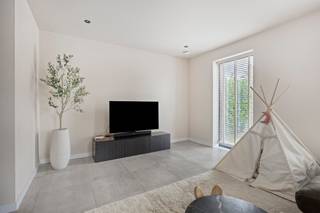 <strong>Een recent gebouwde 2-onder -1 kapwoning met open woonkeuken, 4 slaapkamers, tuin en terras.<br />INDELING :<br />Inkomhal : </strong>met gastentoilet en vestiaire, tegelvloer met vloerverwarming.<br /><strong>Woonkamer : </strong>met inbouwspots en open trap naar de verdieping, aansluitend een eethoek en een open keuken, tegelvloer met vloerverwarming.<br /><strong>Keuken : </strong>Moderne keuken met kookeiland, vaatwassser Siemens, combi-oven Siemens, kookplaat, dampkap en koelkast Siemens. Tegelvloer met vloerverwarming, en dubbele schuifraam naar terras.<br /><strong>Bijkeuken : </strong>met aansluitpunt voor wasmachine en droogkast, deur naar terras.<br /><strong>Verdieping 1<br />Overloop : </strong>donkere stenen vloer, toegang tot 3 slaapkamers, badkamer en toilet.<br /><strong>Badkamer : </strong>met inloopdouche, bad, badkamermeubel met dubbele wastafel.<br /><strong>Verdieping 2<br /></strong><strong>Zolderkamer : </strong>hoog tot in de nok, kan als kamer of bureel worden ingericht. een aparte ruimte voor de cv ketel. en verschillende vaste kasten.<br /><strong>Buiten : </strong>overdekt terras, tuin, gemetselde tuinschuur en een houten schutting en een poort.