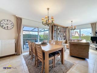 Deze gelijkvloerse bungalow is gelegen op een prachtig zuidwestgericht perceel en combineert comfort, ruimte en een uitstekende ligging.Op het...
