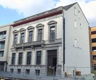 <p>Dit recent vernieuwde studentencomplex biedt moderne, comfortabele kamers met alle nodige voorzieningen!</p>
<p><strong>Kenmerken:</strong></p>
<ul>
<li>
<p>Studentenkamers van <strong>15 m²</strong> — perfect voor studenten die graag dicht bij alle faciliteiten wonen en tegelijk in een aangename omgeving willen verblijven.</p>
</li>
<li>
<p><strong>Eigen douche en toilet</strong> in elke kamer</p>
</li>
<li>
<p><strong>Gedeeltelijk bemeubeld</strong> (basismeubilair aanwezig)</p>
</li>
</ul>
<p><strong>Huurprijzen:</strong></p>
<ul>
<li>
<p><strong>€510 huur</strong> + <strong>€85 provisie</strong> per maand</p>
</li>
</ul>