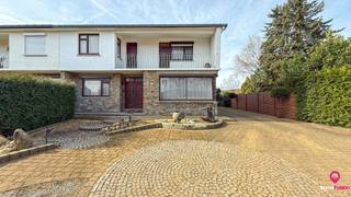 <p>Open huis 7/7 bij ImmoFusion – ontdek het via onze 3D-TOUR!<br />Beleef deze woning alsof je er zelf doorwandelt!<br /><br />Deze ruime woning in een rustige buurt van Heusden-Zolder biedt verrassend veel ruimte en comfort. Laat je niet misleiden door de buitenkant – binnenin is de woning veel groter dan je zou denken! Met een perceel van 10a 36ca en een bewoonbare oppervlakte van 206 m² is dit de ideale gezinswoning.<br /><br />Via de inkomhal, waar je meteen een trap naar boven en een gastentoilet aantreft, krijg je toegang tot een polyvalente ruimte. Deze kan dienstdoen als extra leefruimte, maar is ook perfect voor een zelfstandige activiteit. Aansluitend kom je in de grote en lichtrijke woonkamer, die overloopt in een ruime eetkamer – ideaal voor gezellige familiemomenten.<br /><br />De woning beschikt over twee keukens. De eerste is een open en ruime leefkeuken met eetgedeelte, uitgerust met een fornuis en een vaatwasser – perfect voor wie graag kookt. Daarnaast is er nog een praktische bijkeuken/berging, die eenvoudig ingericht kan worden als wasruimte.<br /><br />Op de bovenverdieping vind je vier slaapkamers, waaronder een ruime masterbedroom en drie bijkomende kamers. De badkamer is uitgerust met een bad, toilet en wastafel. <br /><br />Bovenaan is er ook nog een handige opbergzolder – ideaal voor het opbergen van uw spullen.<br /><br />De woning is gedeeltelijk onderkelderd en beschikt over een grote, volledig omheinde tuin waar je in alle privacy kan genieten. Kinderen kunnen hier veilig spelen. De ligging in Boekt, in een rustige straat met alleen plaatselijk verkeer en vlakbij de autosnelweg, maakt dit een uitstekende locatie.<br /><br />Pluspunten: <br />- Gelegen in een rustige en aangename buurt<br />- Vier ruime slaapkamers<br />- Voorzien van rolluiken<br />- Grote woon- en eetkamer<br />- Ruim perceel van 10a 36ca<br />- Alarmsysteem aanwezig<br />- Volledig omheinde tuin<br />- Gedeeltelijke kelder als extra opbergruimte<br /><br />Ben je op zoek naar een instapklare, ruime woning met een mooie tuin in een rustige omgeving?<br /><br />Wacht dan niet langer en neem contact met ons op! <br />Bel ons op 078/78.78.70 of kom langs op ons kantoor – je bent altijd welkom!</p>