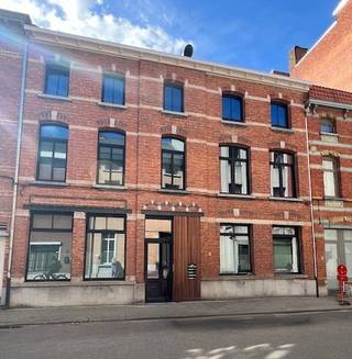 Stijlvol loftappartement op de eerste verdieping in industriële stijl, met behoud van authentieke elementen en grote ramen die zorgen voor veel lichtinval.<br />De leefruimte is afgewerkt met keramisch parket en een volledig uitgeruste open keuken (inductiekookplaat, oven, vaatwasser, diepvries, koelkast). Verder: berging/wasplaats, open vestiaire, apart toilet en een slaapkamer met ensuite badkamer met inloopdouche.<br />Geniet van de zon op het west gerichte terras in kunstgras.<br />Extra troeven:<br />Energiezuinig: EPC 65 kWh/m²/jr (A-label)<br />Warmtepomp, driedubbele beglazing, balansventilatie, zonnepanelen, regenwaterrecuperatie voor toilet en wasmachine<br />Extra berging beneden voor huisvuil en een gezamenlijke fietsenstalling tegenover het gebouw.<br />Voorzien van vloerverwarming en vloerkoeling.<br />Gordijnen en zonnewering.<br />Dichtbij openbaar vervoer, scholen en winkels.<br />Maandelijkse vaste kosten: €25/maand onderhoud + €40/maand voorschot energie.<br />Individuele meters voor water, elektriciteit en energie.<br />Een modern, duurzaam en comfortabel appartement voor wie houdt van licht, ruimte en karakter.<br />Huurprijs 815 euro/maand excl. kosten <br /><br /> 