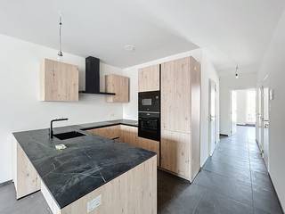 Appartement op de 1e verdieping<br />- Woonkamer op tegel<br />- Open keuken hoogwaardig afgewerkt met een inductiekookplaat, dampkap, vaatwasser, vriezer, ijskast, oven, microgolf en voldoende kastruimte<br />- 2 slaapkamers waarvan 1 met toegang tot het terras<br />- Badkamer met douche, toilet, handdoekdroger en dubbele wastafel<br />- Berging<br /><br />Diversen:<br />- Terras<br />- Autostaanplaats achteraan<br />- Gemeenschappelijke fietsenberging<br />- Buitenberging<br />- Zonnepanelen<br />- Vloerverwarming<br />- BEN-appartement, zeer energiezuinig!<br />- Gemeenschappelijke lasten 50 euro/maand<br />- Onmiddelijk beschikbaar<br /><br />(Ver-)Kopen of (ver-)huren in regio Brasschaat?<br />Met vragen kan u altijd bij ons terecht!<br />Dewaele vastgoed met advies.