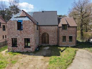 Op een boogscheut van het centrum van Sint-Job-in-'t-Goor vinden we deze nog af te werken ruime villa terug met een ideale zuid-west oriëntatie. <br /><br />De woning is een houtskeletbouw en moet nog afgewerkt worden. We betreden de woning via de ruime inkomhal met apart toilet en een doorgang naar het kantoor/garage. Aan de andere kant vinden we de zeer ruime leefruimte terug met open keuken en een aparte bureauruimte. <br /><br />Op de eerste verdieping  zijn er 3 royale slaapkamers en een badkamer terug te vinden. Verder is er nog een ruime berging/waskot waar een vaste trap naar de ruime zolder gezet kan worden. De zolder dient nog volledig voorzien te worden. <br /><br />Achteraan het perceel is er een vergund bijgebouw/ poolhouse dewelke enkel nog lichte afwerking nodig heeft. De poolhouse is voorzien van 2 kamers op de eerste verdieping, een badkamer en een leefruimte met open keuken. <br /><br />De bouwaanvraag werd voorzien met een zwembad, het perceel is volledig omheind en voorzien van verlichting. Stedenbouwkundige informatie in aanvraag. <br /><br />Meer informatie op www.vigorealestate.be of bel +32 473 29 16 21 voor een afspraak. 