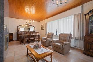 <p><strong>Deze woning is volledig asbestveilig volgens de geldende normen.</strong><br /><br /><u><strong>Te koop:</strong></u> open bebouwing in Sterrebeek, rustig gelegen in een residentiële buurt nabij scholen, park en openbaar vervoer.<br />Deze woning uit 1975 biedt het comfort van wonen op één niveau en is bovendien asbestveilig. De ruime garage bevindt zich achteraan het perceel en is eenvoudig bereikbaar via de lange oprit. Dankzij de zolder, berging en garage beschikt u over bijzonder veel opbergruimte. De tuin en het terras maken het plaatje compleet.<br /><br />Wandel door de hele woning via de Walkly.<br /><br /><u><strong>Belangrijkste ruimtes:</strong></u><br />• Ruime living (27,8 m²) met veel lichtinval<br />• Keuken (12,5 m²) met directe toegang tot het terras<br />• Twee slaapkamers (14,0 m² en 15,1 m²)<br />• Badkamer (5,7 m²)<br />• Berging (6,8 m²)<br />• Tuin met tuinhuis<br />• Garage achteraan met lange oprit<br /><br /><u><strong>Troeven:</strong></u><br />• Alles op één niveau en asbestveilig<br />• Ruime garage achteraan, bereikbaar via lange oprit<br />• Veel opbergruimte dankzij zolder, berging en garage<br /><br />Meer informatie? Contacteer Nicolas Geeraerts via +3223351115<br />JOUW DROOMHUIS. ZO GEVONDEN!</p>