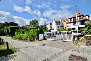 Unieke en zeldzame bouwgrond van 636m², voor alleenstaande villa, gelegen in een paadje van het Zoute, nabij de winkels, de zee en...