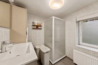 In een aangename omgeving te Ichtegem bevindt zich deze te renoveren woning op een mooi perceel van 908 m². De eigendom geniet van een rustige...