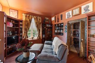 Op zoek naar een uitzonderlijke eigendom waar wonen, werken en genieten perfect samengaan? Deze indrukwekkende villa uit 2003, gelegen op een perceel van 944 m² in het gegeerde Kobbegem, biedt maar liefst ca. 500 m² bewoonbare oppervlakte en een unieke combinatie van ruimte, comfort en functionaliteit.<br /><br />Indeling:<br /><br />Gelijkvloers:<br />- Ruime polyvalente ruimte of kantoor van ca. 115 m², ideaal voor een vrij beroep, praktijk, showroom, atelier of thuiswerkactiviteiten.<br />- Twee inpandige garages.<br />- Ruime oprit met plaats voor meerdere voertuigen.<br /><br />Eerste verdieping:<br />- Volledig ingerichte keuken.<br />- Gezellige eetplaats.<br />- Praktische bijkeuken met extra berging.<br />- Royale woonkamer met veel lichtinval.<br />- Sfeervolle bar, perfect voor gezellige avonden met familie en vrienden.<br /><br />Tweede verdieping:<br />- Master bedroom met eigen zithoek.<br />- Aansluitende dressing.<br />- Luxe badkamer verbonden aan de master suite.<br />- Tweede ruime slaapkamer met eigen badkamer.<br /><br />Derde verdieping:<br />- Derde slaapkamer met eigen badkamer, ideaal als gastenverblijf of zelfstandige leefruimte.<br /><br />De villa beschikt over een prachtig aangelegde en volledig ingerichte tuin waar rust, privacy en ontspanning centraal staan. Een ideale plek om te genieten van zonnige dagen, familiefeesten of gezellige avonden in het groen.<br /><br />Bestuursmaatregelen in het maatregelenregister: in aanvraag