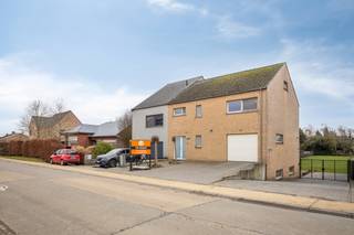 Welkom in Nieuwrode ! In een rustige, groene omgeving aan de Appelweg vinden we deze indrukwekkende halfopen bebouwing terug. Met maar liefst 330 m² bewoonbare oppervlakte en gelegen op een perceel van 17 are, biedt ze tal van mogelijkheden voor grote gezinnen of wie wonen en werken wil combineren. Met hedendaags wooncomfort en een adembenemend uitzicht, vormt ze de ideale thuisbasis.<br /><br />We betreden de woning via een royale inkomhal voorzien van ingemaakte kasten. Op deze verdieping bevinden zich eveneens de inpandige garage en een eerste slaapkamer, die perfect kan dienen als praktijkruimte of bureau. Via de trap komen we in de lichtrijke en ruime leefruimte, waar gezelligheid en ruimte centraal staan. Aansluitend vinden we de volledig ingerichte keuken met praktische wasberging en toegang tot buiten. Op de eerste verdieping bevinden zich drie volwaardige slaapkamers en badkamer uitgerust met alle comfort. De tweede verdieping tenslotte herbergt nog twee extra slaapkamers en een tweede badkamer.<br /><br />Ook buiten is het werkelijk genieten in de zonnige tuin en op het gezellige terras, voorzien van luifel. De ligging is een bijkomende troef : vlotte verbindingen naar scholen, winkels en openbaar vervoer, maar toch midden in het groen. Deze woning biedt het beste van twee werelden – landelijk wonen met alle comfort en bereikbaarheid.<br /><br />Ben je op zoek naar een gezinsvriendelijke woning met een uitzonderlijk uitzicht? Neem dan nu contact op met Ben via ben@sophimo.be of op 0468 58 04 09 !