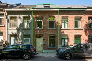 Deze instapklare woning, ideaal als starterswoning, is centraal gelegen nabij de vesten in Lier. U bevindt zich op wandelafstand van winkels en openbaar vervoer, perfect voor wie houdt van een bruisende omgeving met alle voorzieningen binnen handbereik.<br /><br />De inkomhal leidt naar de gezellige leefruimte met zithoek, gevolgd door een moderne keuken die is uitgerust met de nodige toestellen. Aansluitend is er een praktische berging met aansluitingen voor was- en droogmachine. Verder is er een apart toilet met handenwasser aanwezig.<br /><br />Op het gelijkvloers bevindt zich tevens de badkamer met een badkamermeubel en een inloopdouche.<br /><br />Op de eerste verdieping vindt u twee ruime slaapkamers (13,5 m² en 11 m²) en op de tweede verdieping nog een derde slaapkamer van 15,5 m².<br /><br />Daarnaast beschikt de woning over een handige kelder.<br /><br />Ten slotte is er een aangename buitenruimte aanwezig waar het heerlijk vertoeven is.<br /><br />De woning is momenteel verhuurd, waardoor ze ook interessant is voor investeerders die op zoek zijn naar een instapklare opbrengsteigendom.<br /><br />Troeven van deze woning:<br />+ Centrale ligging in Lier<br />+ Ideaal als starterswoning<br />+ Recent gerenoveerd<br />+ 3 slaapkamers<br />+ Aangename buitenruimte<br /><br />Heeft u interesse in deze instapklare woning en wenst u graag een bezoek ter plaatse? Aarzel niet om ons te contacteren op het nummer 03 337 50 70 of via info@vbvastgoed.be.