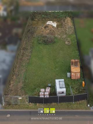 <strong>BOUWGROND VOOR OPEN BEBOUWING OP EEN PERCEEL VAN 10A86CA TE DILSEN.<br /><br /></strong><strong>TROEVEN<br /></strong><span>- Rustige ligging.<br /></span>- Inclusief goedgekeurde bouwplannen; de b<span>ouwvergunning werd reeds verleend in 2024.<br /><br /></span><strong>VERGUNNING VERLEEND OP 23/02/2024</strong><br />Voor dit onroerend goed gelegen aan de Kruishoefstraat 8A te 3650 Dilsen-Stokkem werd op 23 februari 2024 een omgevingsvergunning verleend voor het bouwen van een eengezinswoning, een zwembad, een wadi en een buitenberging/carport. <span>Deze vergunning én goedgekeurde bouwplannen kunnen ingekeken worden, enkel tijdens afspraak op ons kantoor.<br /><br /><strong>RENDERS</strong><br />De gepubliceerde 3D-renders werden voorzien door architect Joris Roex.<br /><br /><strong>STEDENBOUWKUNDIGE VOORSCHRIFTEN</strong><br />Voor dit perceel zijn geen BPA-, RUP- of verkavelingsvoorschriften van toepassing. De algemene bouwvoorschriften zijn als volgt:<br />• Max. bouwdiepte gelijkvloers max. 17m. Indien er vanuit het ontwerp nood is aan een iets grotere bouwdiepte, kan hier beperkt en gemotiveerd van afgeweken worden. Dit moet voorafgaand aan de dienst Omgeving voorgelegd worden.<br />• Max. bouwdiepte verdieping max. 12m.<br />• Max. bouwhoogte 2 bouwlagen.<br />• Dakvorm vrije keuze (plat of hellend).<br />• Afstand tot de laterale perceelsgrens is min. 3m.<br />• Inplanting voorgevel min. tussen de woningen nr. 8 en 10.<br />• Elk ontwerp moet voldoen aan onze verordening wonen: https://www.dilsen-stokkem.be/verordening-wonen.<br />• Max. grootte van de bijgebouwen is 75m².<br /><br />Bekijkt u deze advertentie via een aanverwante vastgoedsite, surf dan zeker naar onze website www.N78vastgoed.be voor een uitgebreide beschrijving en foto's. Meer info: +32 (0)89 86 18 88 of info@N78vastgoed.be.</span><strong><br /></strong>