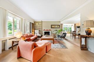 Gelegen in de residentiële en gegeerde wijk Koningshof bevindt zich deze ruime villa met zwemvijver op een perceel van ca. 2.000 m².Rust en privacy...