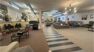 <strong>TE KOOP - ZEER RUIM POLYVALENT HANDELSPAND</strong> met een totale bruikbare vloeroppervlakte van <strong>1460 m² </strong>over 3 verdiepingen in de <strong>Moerkerkse Steenweg</strong>, een commerciele toplocatie in Sint-Kruis Brugge. De unieke gebogen voorgevel met meerdere glaspartijen is een eyecatcher en bezorgt dit pand een grote visibiliteit. Uitermate geschikt als commercieel pand met 1 of meerdere showrooms / toonzalen. Thans uitgebaat als meubelzaak met mogelijkheid tot overname meubelen in stock.<br />Extra troeven : + Garage inbegrepen<br />+ Uitweg achteraan naar de Driekoningenweg, ideaal voor lossen en laden<br />+ Uitstekende mobiscore 9 op 10!<br /><br />Omvat op het gelijkvloers een handelsruimte met toonzaal, bureel, toiletten, een garage en een uitweg. Op de eerste verdieping vinden we nog een showroom. De tweede verdieping omvat nog een showroom en diverse polyvalente ruimtes. Vastgoedinformatie in aanvraag.<br />Dit pand is mogelijks onderhevig aan de renovatieplicht van niet-residentieel vastgoed, opgelegd door de Vlaamse overheid.<br />P-score=D G-score=D<br />#slimondernemen #sintkruis #brugge #bizbrugge<br /><br />Bruikbare vloeroppervlakte 1460 m²<br />Totale grondoppervlakte 617 m²