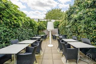 <p>Goedgelegen mooi ingerichte horecazaak, met terras, en bovenliggende woonst + een extra aanpalende charmante woonst, aan de Basiliek en op wandelafstand van de markt van Ronse. <br /><br />Indeling: inkom met vestiaire, handelsruimte met ruime bar, veranda, toiletten, ingesloten terras, grote professionele keuken met afwasruimte, koelruimte, groot fornuis, salamander, friteuze, snijmachine, 2 verwarmkasten, eiland met opbergruimte (saladbar, frigo's en frigolades), combi-oven,... bijkeuken in inox. Alle toestellen zijn inbegrepen! <br />3 grote kelders (drank, droge voeding en wasruimte)! Brandweer vergunning voor 49 personen. <br /><br />Indeling 1ste woonst: leefruimte, 4 slaapkamers, dressing, badkamer en zolder! <br />Indeling 2de woonst: op het gelijkvloers: inkom, leefruimte/bureau, kelder met toegang tot straat, eerste verdiep: leefruimte, slaapkamer en badkamer. Tweede verdiep: zolder met toegang tot het dak (mogelijkheid om een dakterras aan te leggen), slaapkamer. <br /><br />MOOIE KANS op een goeie locatie!! <br /><br />Voor meer info, contacteer Immo Beguin: info@immobeguin.be</p>