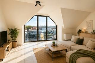 mooi dakappartement in hartje Diksmuide<br />op wandelafstand van de Grote Markt<br />nabij winkels, scholen, sportaccommodatie, e.d.<br /><br />netjes onderhouden<br />gelegen op de 3de verdieping, lift aanwezig<br />appartement van 70 m² en balkon van 2 m²<br /><br />omvattende een ruime inkom-/nachthal, mooie en klare living, ingerichte keuken met aansluitend een ruime berging, ingerichte badkamer, apart toilet, 2 volwaardige slaapkamers en balkon<br /><br />met mogelijkheid tot het bijkopen van een garage
