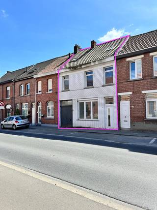 <strong>Bienvenue à la Hoogkamerstraat 88 à Temse !</strong><br />Cette maison est un projet de rénovation complet avec un potentiel exceptionnel. L’agencement actuel offre de nombreuses possibilités pour créer la maison de vos rêves.<br /><strong>Agencement actuel :</strong><br />En entrant par le vaste hall d’entrée d’environ 10 m², vous découvrez un grand séjour de 24 m² avec vue sur la cour arrière. Attenante, un garage fermé avec porte — idéal comme espace de rangement supplémentaire ou pour stationner votre véhicule.<br />En continuant, vous accédez à un espace ouvert de 5 m² donnant sur une pièce arrière qui peut être aménagée en cuisine spacieuse avec coin repas, entièrement selon vos envies (jusqu’à 76 m²).<br />Au premier étage se trouvent deux chambres de 17 m² et 9 m². La salle de bain est répartie sur deux pièces attenantes pour une surface totale de 17 m². Une pièce supplémentaire (76 m²) peut être utilisée comme espace de vie, bureau ou salle d’étude.<br />Par l’escalier, vous atteignez le deuxième étage qui comprend encore deux chambres de 13 m² et 10 m².<br /><strong>Option reconstruction :</strong><br />Si vous préférez démolir le bâtiment et reconstruire, vous devez respecter le BPA « Ter Cauwerburg Nr.5 » du 12/03/1996.<br />Le bien se situe dans une zone destinée à l’habitat et aux fonctions résidentielles complémentaires.<br />Les 12 premiers mètres de profondeur (zone d’habitat) peuvent comporter 2 étages + un étage sous toiture (pente de toit entre 35° et 45°).<br />Dans la zone complémentaire, il est possible de construire encore 45 m² en une seule couche avec toit plat.<br />Contactez-nous pour obtenir le règlement complet. Les informations ci-dessus ne constituent pas une garantie d’approbation par les services communaux.<br /><strong>Informations techniques :</strong><br />EPC : 959 kWh/m²/an (label F)<br />Score G-P : A &amp; A<br />Urbanisme : en cours de demande<br /><br />Vous cherchez un projet de rénovation avec du caractère et des possibilités ?<strong> Prenez vite rendez-vous et venez découvrir par vous-même le potentiel de cette maison au 03 369 70 33 ou 0465 00 38 27.</strong>