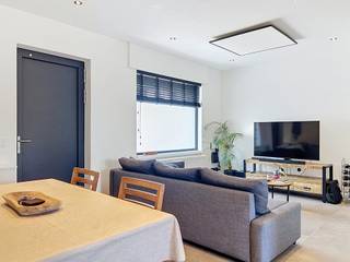 Moderne 2-slaapkamer woning, gelegen in het centrum van Herenthout, op wandelafstand van alle nodige faciliteiten. Qua indeling omvat deze woning op het gelijkvloers een leefruimte met open, volledig geïnstalleerde keuken. Vanuit de keuken heeft u zicht en toegang tot de tuin. Een klein trapje brengt u bij de badkamer, voorzien van douche en wasplaats. De verdieping omvat een nachthal en 2 ruime slaapkamers ( 21m² - 18m²). Naast de speelse en knusse indeling beschikt deze woning ook over veel natuurlijk licht en het nodige comfort met onder andere 2 airco's, recent vernieuwd schrijnwerk en een volledig geïnstalleerde keuken. Voor extra stockage beschikt de woning over een kelder, alsook tuinberging. De zuid-georiënteerde tuin is mooi aangelegd en geniet veel privacy. Uiterst handig is ook de kleine servitudeweg naast de woning welke u rechtstreeks toegang biedt vanuit de tuin naar de straat, ideaal voor fietsen en vuilnisbakken.