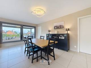 Recent appartement met 2 ruime slaapkamers, ruim ZUIDgericht zonneterras (met elektrische zonnewering) en private parkeerplaats te Maldegem!<br /><br /><strong>INDELING:<br /><u><em>Eerste verdieping:</em></u></strong><br />Inkomhal - RUIME living - volledig ingerichte keuken (O.a. met fornuis, dampkap, oven, dubbele spoelbak en vaatwasmachine) - berging/wasplaats (met voorzieningen voor wasmachine en droger) - badkamer (O.a. met dubbel lavabomeubel, hangtoilet, douche én ligbad) - afzonderlijk gastentoilet (met lavabo) - 2 RUIME slaapkamers - ruim terras met bijhorende overkapping met elektrisch bedienbare zonnescreens.<br /><br /><u><em><strong>Gelijkvloers:</strong></em></u><br />Private parkeerplaats.<br /><br /><u><strong>Opmerkingen:</strong></u><br /><strong>- ENERGIEZUINIG appartement: EPC = 113 kWh/m2 (B)!</strong><br />- Elektrische zonnewering op terras ('Renson') aanwezig.<br />- Elektrische zonnewering in living aanwezig.<br />- Terrasverwarming aanwezig.<br />- Elektriciteit GOEDgekeurd!<br />- Lift aanwezig.<br />- Aluminium ramen.<br />- Op wandelafstand van bushalte.<br />- Gemeenschappelijke fietsenberging aanwezig.<br /><br />Interessant appartement voor JONG en OUD! Aarzel zeker niet om ons te contacteren voor een bezoek ter plaatse: 050/70.01.02 - info@centro.be.