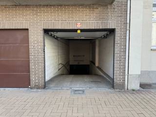 Bent u op zoek naar een veilige en vlot bereikbare parkeeroplossing in Middelkerke? Deze garagebox, gelegen in de Koninginnelaan 99, biedt een praktische oplossing voor het stallen van uw wagen of als extra opslagruimte.<br /><br />De garage heeft een afmeting van ongeveer 5,10 m diep en beschikt over een praktische indeling die geschikt is voor verschillende types wagens. Dankzij het gebouw in eigen beheer geniet u bovendien van een uiterst lage syndicale kost.<br /><br />Afmetingen:<br /><br />Hoogte: 2,02 m<br /><br />Breedte inrit: 2,12 m<br /><br />Breedte garage: 2,38 m<br /><br />Diepte: 5,10 m<br /><br />De centrale ligging in Middelkerke zorgt voor een vlotte bereikbaarheid en maakt deze garage interessant voor zowel eigen gebruik als investering.<br /><br />Voor meer informatie of een bezoek kunt u contact opnemen met Inti op inti@immofrancois.be of 0499 74 89 74.<br /><br />
