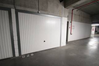 Bent u op zoek naar een veilige en handige parkeerplek in het centrum van Roeselare?Deze ruime garagebox in het afgesloten complex De Munt, nabij...