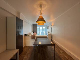 Studio très agréable et spacieux (41m²) sur la digue de Heist (vue latérale sur la mer). Le studio offre un bel ensemble et est équipé d'un hall d'entrée avec toilettes, d'un grand espace de vie lumineux, d'une cuisine équipée et d'une salle de bains avec douche et lavabo. Cave privée disponible dans le bâtiment. Bon score EPC, inspection électrique blanche.