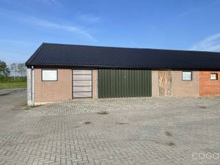 Deze opslagruimte, op een gepolierde betonvloer, heeft een oppervlakte van 232m² en is bereikbaar via een schuifpoort (4m breed, 2m hoog) alsook...