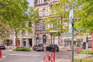 <p>Deze imposante herenwoning (momenteel 6 appartementen en kantoor + parking) in neo-Vlaams-renaissancestijl is dé ideale investering voor iedereen die van charme en authenticiteit houdt. Gelegen op wandelafstand van de Grote Markt in Ronse en op 5 minuten van het station.<br /><br />Deze prachtige authentieke herenwoning, daterend uit 1895, werd in 1984 omgebouwd en opgesplitst in zes appartementen met op het gelijkvloers kantoorruimtes. Met andere woorden: dé perfecte investering!<br /><br />TROEVEN: onderkelderd met bijkomende bergruimtes, cv op gas, lichtrijk, terras/stadstuin + achterliggende parking, +- 910 m² bewoonbaar oppervlakte!<br /><br />Wat maakt dit pand uniek? Zijn historische architectuur en grootte, en dit in het CENTRUM. <br />Ideaal voor mensen op zoek naar een grote prive-woonst met karakter, of een investeerder voor het uitbaten van horeca, B&B of als opbrengsteigendom.<br /><br />Te koop via Immo Beguin, jouw vastgoedexpert sinds 2009, met kantoren in Ronse, Waregem, Kortrijk, Deinze, Doornik en Lessines.<br /><br />Voor meer info of een bezoek contacteer ons gerust!<br />info@immobeguin.be</p>