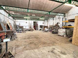 Groot MAGAZIJN van 400m2 met voorliggende grote PARKING en oprit, burelen en tuin. Gelegen in WOONGEBIED. Drijfkracht en regenwater aanwezig...