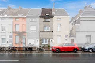 <br />Deze te renoveren starterswoning bevindt zich centraal in Gent, dichtbij de hogeschool Odisee, de Wondelgemstraat en op wandelafstand van het Prinsenhof. Door haar ligging aan de binnenkant van de kleine ring van Gent sta je op enkele minuten in het stadscentrum of rijd je onmiddellijk de snelweg op.<br /><br />De indeling van de woning is als volgt: via de inkomhal kom je binnen in de woning, die toegang biedt tot de leefruimte. Aansluitend bevindt zich de keuken en de badkamer.<br />Op de eerste verdieping bevindt zich een ruime, volwaardige slaapkamer met voldoende plaats voor een dubbel bed en extra kastruimte. De tweede verdieping biedt nog twee bijkomende slaapkamers, die flexibel kunnen worden ingericht als kinderkamers, bureau, dressing of hobbyruimte.<br /><br />Heeft u interesse in dit pand? Neem snel contact op via <strong>0484 14 96 86</strong> of <strong>info@oko.immo</strong>.