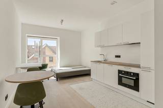 Gemeubelde studio's met een EPC A-label op een toplocatie te centrum Leuven! De verkoop geschiedt volledig onder registratierechten!<br /><br />Project bestaande uit eigentijdse, ruime en lichtrijke studio's waarvan verschillende met een slaapniveau en terrassen. <br /><br />Het project wordt gekenmerkt door grote ramen en hoge plafonds en is gelegen op een centrale ligging nabij Groep T, verschillende campussen en het station van Leuven!<br />Alle studio's beschikken over een volledig ingerichte keuken en een badkamer met een inloopdouche, een wastafel met een spiegel en een toilet.<br /><br />Door een goede isolatie, lucht-lucht warmtepompen, zonnepanelen en hoogwaardig glas zijn deze studio's zeer energiezuinig en allen voorzien van een EPC label A en zijn ze klaar voor de toekomst!<br /><br />Voor degene die de studio niet zelf in gebruik nemen en willen verhuren, bieden we een huurgarantie voor academiejaar '26-'27.<br /><br />Voor meer info of een bezoek ter plaatse kan u contact opnemen via arnaut@immojanstas.be of 0495/292080!