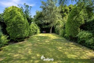 <p><strong>Het bezoekmoment gaat door op zaterdag 25/07/2026 (enkel op afspraak).</strong><br /><br />Deze statige gezinswoning geniet van een vlotte verbinding naar het centrum, scholen, winkels en openbaar vervoer. Dankzij de gunstige ligging bevinden alle dagelijkse voorzieningen zich binnen handbereik.<br /><br />Bij het betreden van de woning komt u terecht in de inkomhal, die toegang biedt tot de gezellige woonkamer. Aansluitend bevinden zich de keuken, een inpandige garage met automatische poort, een praktische berging, een lichtrijke veranda en een ruime wasplaats. Op het gelijkvloers is eveneens een apart gastentoilet aanwezig.<br />Op de eerste verdieping bevinden zich drie meer dan volwaardige slaapkamers met rolluiken en een badkamer met toilet, dubbele lavabo en douche. De zolder (40 m²), bereikbaar via een vaste trap, biedt ruimte voor het creëren van twee extra slaapkamers.<br /><br />Buiten vindt u een aangenaam terras met een volledig afgesloten, gezellige, zuidgerichte tuin.<br /><br />De woning beschikt over een EPC-label D, conforme elektriciteit en centrale verwarming op aardgas.<br /><br /><strong>Ook wild geworden van deze thuis?<br />Twijfel dan niet langer en leg vandaag nog uw bezoek vast!</strong></p>