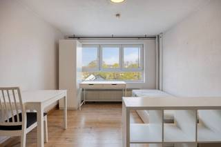 Deze charmante studio bevindt zich in het centrum van Leuven. <br />Het bestaat uit een leefruimte met open, geïnstalleerde keuken en ruime badkamer met inloopdouche, lavabo en toilet.<br /><br />Deze studio is niet verhuurd en vrij bij akte.<br /><br />De studio wordt verwarmd via de gas met een collectieve ketel, deze zal in de loop van 2026 vernieuwd worden ( kost voor deze studio zal 1361,64 euro bedragen). De EPC zal na het plaatsen van de nieuwe ketel zakken naar label B! De kost voor de nieuwe verwarmingsketel werd grotendeels reeds betaald.<br /><br />Het losse meubilair (bed, matras, zetel, tafel, stoelen,...) kan bij aangekocht worden voor 2500 euro.<br /><br />Elektriciteit is conform. Asbestveilig (maar niet asbestvrij). Het dak van het gebouw werd in 2020 vernieuwd.<br /><br />Tot slot beschikt het gebouw over een lift en ruime fietsenstalling. <br /><br />Het pand beschikt over een kotlabel.<br /><br />Om de hoek van het gebouw vinden we het toffe stadspark 'De Walque'. <br /><br />Bij verdere vragen of interesse kan u ons steeds bereiken.