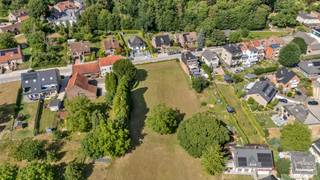 <p><strong>Réalisez la maison de vos rêves sur un magnifique terrain de ± 736 m² à Dilbeek</strong></p><p>Dans un environnement calme et agréable, le long de la Molenbergstraat à Dilbeek, nous proposons ce beau terrain à bâtir destiné à une <strong>construction 3 façades</strong>. Le lot 1 constitue une excellente opportunité pour ceux qui souhaitent réaliser une maison familiale confortable et contemporaine, entièrement adaptée à leurs envies et à leur mode de vie.</p><p>Le terrain offre la possibilité de créer une habitation avec un agréable <strong>jardin orienté plein sud</strong>, garantissant une belle luminosité et un cadre de vie particulièrement agréable.</p><p><strong>Possibilités de construction :</strong></p><ul><li><p>Superficie du terrain : ± 736 m²</p></li><li><p>Destination : habitation unifamiliale</p></li><li><p>Construction 3 façades</p></li><li><p>Maximum 2 niveaux habitables</p></li><li><p>Logement kangourou possible</p></li><li><p>Fonction complémentaire possible (profession libérale, bureau, services ou activité artisanale), jusqu’à 100 m², l’habitation restant la fonction principale</p></li><li><p>Chambres possibles dans le volume de toiture</p></li><li><p>Espaces de vie et rangements possibles au niveau du jardin</p></li><li><p>Profondeur maximale de construction : 15 m au rez-de-chaussée et 12 m à l’étage</p></li><li><p>Volume de construction et forme de toiture en harmonie avec l’habitation existante n° 42</p></li><li><p>Architecture libre, moyennant l’utilisation de matériaux qualitatifs et durables</p></li></ul><p>Une attention particulière est accordée à la qualité de l’environnement. La zone de jardin sera principalement végétalisée et les surfaces imperméables devront rester limitées. Les accès et emplacements de stationnement devront être réalisés avec des matériaux perméables.</p><p>La situation constitue également un véritable atout. Vous profitez d'un environnement calme et verdoyant à proximité du centre de Dilbeek, au cœur du <strong>Pajottenland</strong>, une région réputée pour son caractère rural, ses paysages et ses nombreux itinéraires de promenade et de cyclisme.</p><p>Dans le même temps, les commerces, écoles, infrastructures sportives, activités culturelles et transports en commun sont facilement accessibles. Les excellentes connexions routières permettent également de rejoindre rapidement Bruxelles et les communes environnantes.</p><p>Une opportunité idéale pour ceux qui recherchent une combinaison de <strong>volume, nature, tranquillité et excellente accessibilité</strong>.</p>