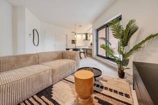 Deze nieuwbouwappartementen zijn voorzien van alle modern comfort, energie neutraal en knappe architectuur. De indeling van het 1eV duplex appartement (ca 110m2 bew opp) is als volgt: inkomhal met gastentoilet, aangename en zeer lichtrijke leefruimte met open keuken grenzend aan het overdekte zonneterras van ca 11m2), aparte berging/wasplaats, op de verdieping bevindt zich een kleine slaapkamer/bureel en de masterbedroom. extra's: ruime fietsenstalling en vuilnisberging voorzien, alles volledig geschilderd+verlichting, inclusief privatieve zonnepanelen, warmtepomp, lage gemeenschappelijke kosten (geen lift). Dit project valt onder 6% BTW (mits voorwaarden). Meubels kunnen mee overgenomen worden.