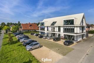 Bent u op zoek naar de ideale werkruimte op een toplocatie? Deze moderne commerciële ruimte langs de Kortrijkse Steenweg biedt...
