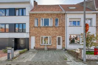 Sint-Michiels, Supergoede ligging Gezellig woonhuis met zalige diepe TUIN op het zuid-oosten.<br />Inkomhal, lichtrijke living, keuken, bijkeuken, badkamer met toilet, lavabo en douche en diverse bijgebouwen , tuin en extra toilet.<br />1é Verd: overloop, ruime slaapkamer vooraan en ruime slaapkamer achteraan, kleine slaapkamer, bergkamer, grote zolderverdieping waar nog verschillende ruimtes mogelijk zijn.<br />Veel uitbreidingsmogelijkheden.<br />Een bezoekje waard !<br />