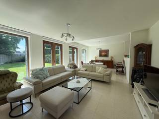 Op zoek naar comfortabel wonen op een toplocatie? Dit verzorgde gelijkvloers appartement combineert ruimte, licht en een uitstekende ligging in het centrum van De Pinte.
Het appartement beschikt over een private oprit met autostaanplaats en een aangename, zonnige tuin met tuinhuis, waar u in alle rust kunt genieten van het buitenleven.
Bij het binnenkomen wordt u verwelkomd in een ruime inkomhal met apart gastentoilet en technische berging/wasplaats. Verder vindt u een lichtrijke leefruimte met open, volledig uitgeruste keuken voorzien van alle toestellen en aansluitend een praktische berging. Het appartement telt twee volwaardige slaapkamers, aangevuld met een extra hobbykamer of bureau, ideaal voor thuiswerk of dressing. Daarnaast is er een comfortabele badkamer en een tweede afzonderlijk toilet.
De centrale ligging is een absolute troef: winkels, scholen, openbaar vervoer en andere voorzieningen bevinden zich op wandelafstand.
Het onderhoud van de tuin wordt verzorgd door een tuinman, zodat u zorgeloos kunt genieten van de buitenruimte. Hiervoor geldt een bijkomende maandelijkse kost van €200.
Interesse? Neem gerust contact op met ons kantoor voor meer informatie of om een bezoek in te plannen.
www.descheldegalm.be