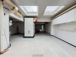 UITERST GUNSTIG GELEGEN HANDELSPAND met WOONST, gelegen op een toplocatie met HOGE VISIBILITEIT nabij het CENTRUM van Oudenaarde. Dankzij de BRUIKBARE VLOEROPPERVLAKTE van ca. 224m² biedt deze eigendom na MODERNISERING een brede waaier aan MOGELIJKHEDEN voor wie wonen en werken wil combineren. Het HANDELSGEDEELTE bestaat uit een WINKELRUIMTE van ca. 22 m² met daarachter een RUIME WERKPLAATS van ca. 150 m². Aan de achterzijde bevinden zich bovendien een aparte doucheruimte met toilet en 2 GARAGES met rechtstreekse toegang tot de werkplaats, ideaal voor stockage, atelieractiviteiten of laden en lossen. De WOONST beschikt over een woonkamer met ingerichte keuken 3 slaapkamers en een extra bureau- of hobbyruimte. Daarnaast beschikt de woning over een zolder bereikbaar via een vaste trap, die verdere UITBREIDINGSMOGELIJKHEDEN bieden.<br /><br /><span><u><strong>OPGELET: het pand vormt momenteel nog een geheel met de naastgelegen woning, maar beschikt reeds over 2 HUISNUMMERS en is kadastraal opgesplitst in 2 PERCELEN, waardoor een opsplitsing naar TWEE AFZONDERLIJKE WOONEENHEDEN relatief eenvoudig realiseerbaar is.</strong></u></span><br /><br />Adres: Galgestraat 31 te Oudenaarde<br /><br />EPC: Label C, G-score en P-score D, Renovatieverplichting niet van toepassing, Bestuursmaatregelen in het maatregelenregister: Neen