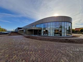 Dit prachtige kantoorgebouw werd tot op de dragende structuur terug gerenoveerd. In de 465m² zit een privatieve kantoorruimte vervat voor 28...