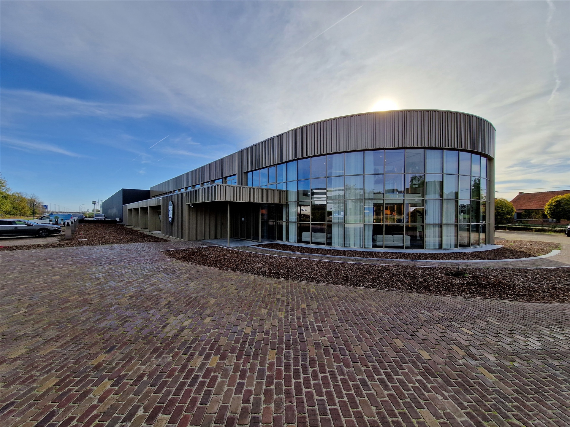 Prachtig gerenoveerd kantoorgebouw 465m²  op zichtlocatie - foto 1