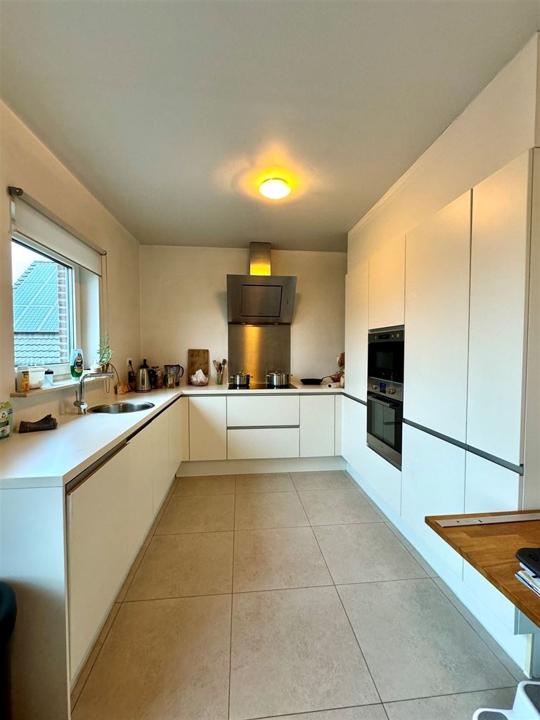 Prachtig duplex-appartement met 3 ruime slaapkamers, groot terras en aparte garage, rustig gelegen nabij het centrum van Maaseik. - foto 4