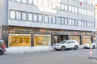 Deze aangename handelsruimte van maar liefst 450m² is gelegen op een commerciële topligging in het centrum van Sint-Niklaas. Het pand bevindt zich...