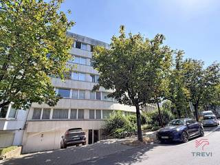 <strong>FOREST : A coté du Parc Duden et de l'Altitude 100 ainsi que de toutes commodités, studio lumineux de ±38m² situé au 3e étage avec ascenseur. Il se compose comme suit : hall d'entrée, salle de douche et wc, pièce de vie ±25m², cuisine équipée ( taques, frigo et congélateur ) et une cave. Charges : Provisions de 140€/mois comprenant les communs, eau chaude, eau froide et chauffage. PEB D-. Disponible le 01/10/2026.</strong><br /><br /><span>Au 3e étage avec ascenseur :<br /><br /></span>- Hall d'entrée<br />- Salle de douche avec wc<br />- Pièce de vie ±25m²<br />- Cuisine équipée ( taques, frigo et congélateur)<br /><br />Cave